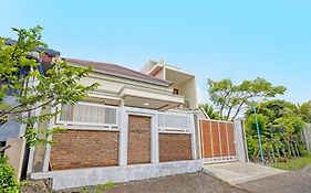 Kanggo Riko Family Homestay Mitra Reddoorz